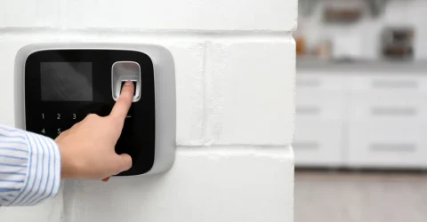 Usuario usando lector de huella para notar la diferencia entre software y hardware biométrico.