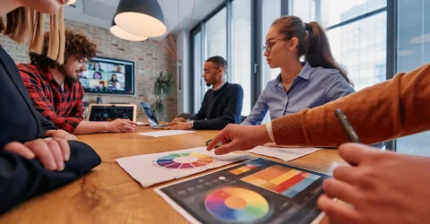 Equipo analiza paleta de colores en junta de control de producción en una empresa para optimizar el diseño.